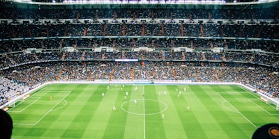 欧冠决赛比赛用球与球场夜景