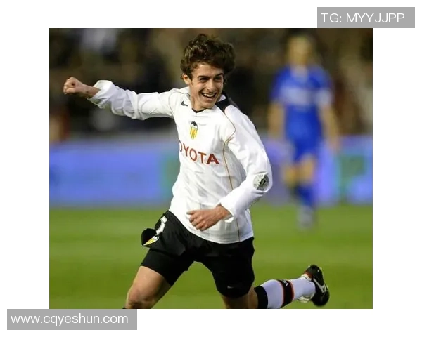 足球球星挂饰系列精美设计揭晓展现球场风采与个性魅力